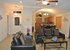 Newly Remodeled Luxurious N Spacious Home. 4br+2ba\/2kings+3queens\/ Clean+comfy!! - New Orleans - Living room
