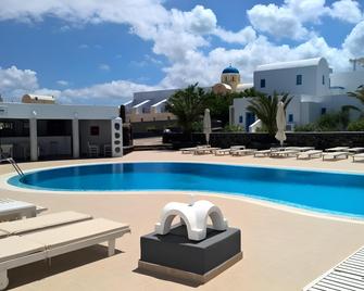 Laokasti Villas Hotel - אויה - בריכה