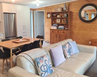 Pahi house beautiful harbour views - 5 minute walk to Pahi Wharf - Matakohe - Sala de estar