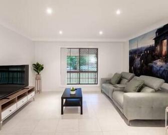 4B2B Dream holiday house Pvt Tennis Pool - Browns Plains - Living room
