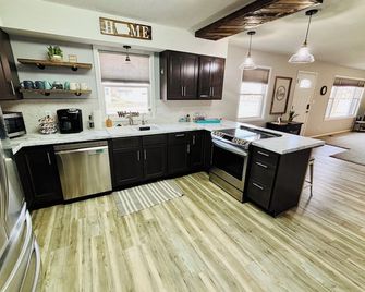 4-Bedroom House Minutes to Arnolds Park Amusement Park - Milford - Cozinha