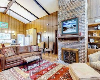 The B's Nest - Lake Junaluska - Living room