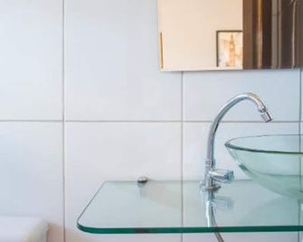 OYO M&j Hotel - Santo Antônio do Descoberto - Baño