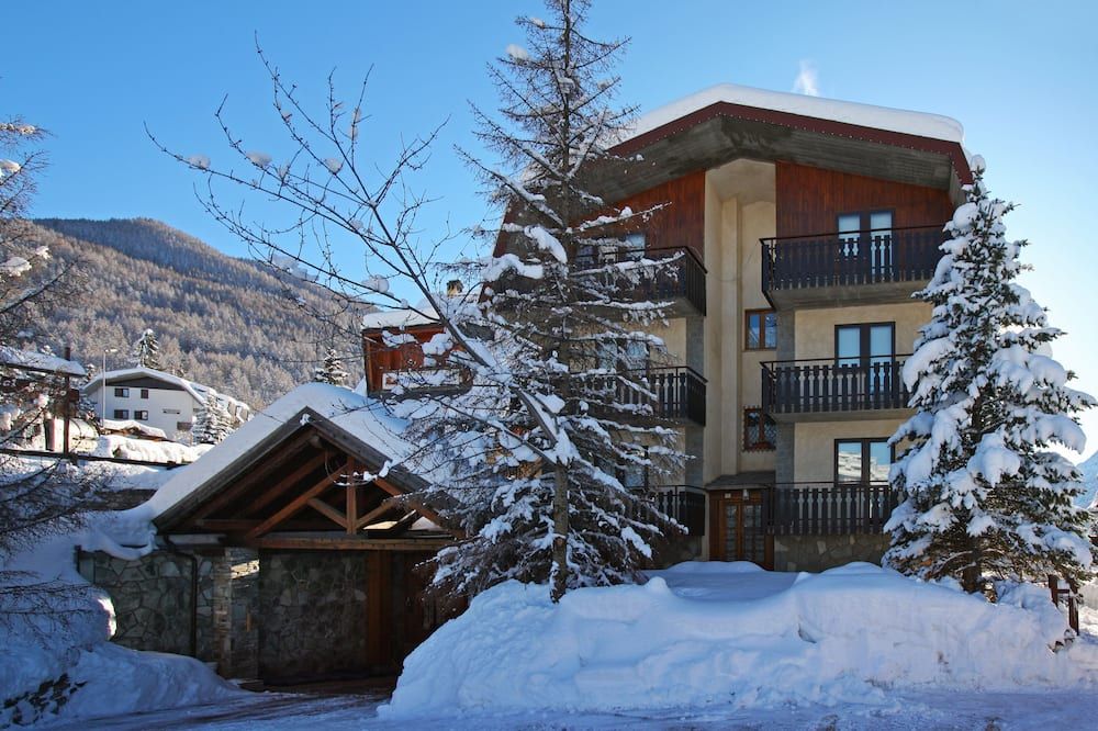 هوتل ديز أمي