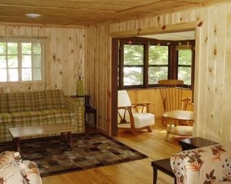 Picturesque vacation at Sand Lake - Cumberland - Living room