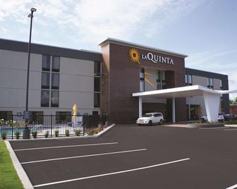 La Quinta Inn & Suites by Wyndham Columbus MS - Columbus - Gebouw