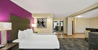 La Quinta Inn & Suites by Wyndham Columbus MS - Columbus - Bedroom