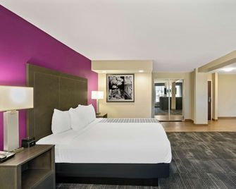La Quinta Inn & Suites by Wyndham Columbus MS - Columbus - Bedroom