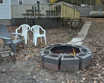 Small quaint cabin with outside hot tub, sleeps 6! - Kalkaska - Patio