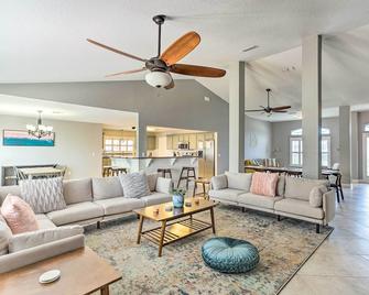 2 Mi to City Center Spacious Port St Lucie Home! - Port St. Lucie - Living room