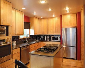 Beautiful Ocean Front House in Wrangell Alaska. - Wrangell - Kitchen