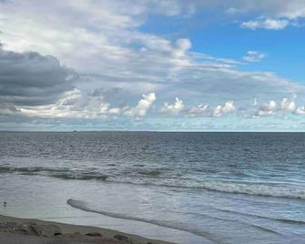 Misquamicut Beach Cottage. 3BR in Westerly with Beach passes, hot tub, WiFi & AC - Westerly - Beach