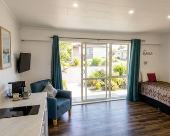 Golden Aura Suites - Stratford