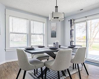 The Cozy Charcoal Cottage - w/Garage - Brownsburg - Jídelna