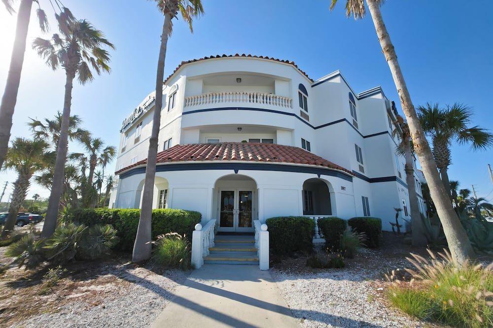 إميليا هوتل آت ذا بيتش