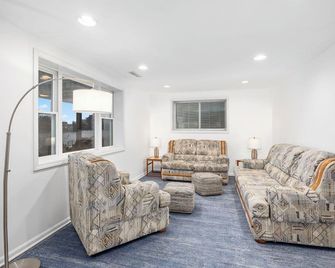 Beautiful 4 season, 3 bd, 2.5 bath, private beach. AC. Pontoon available. - Newaygo - Sala de estar