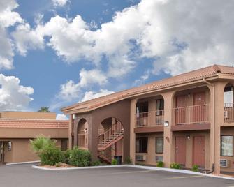 Howard Johnson Inn And Suites Saint George HWY I-15 Exit 6 - Saint George - Building