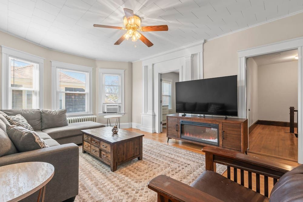 Historic 4BR in Downtown | Near Bates College - Lewiston - Sala de estar