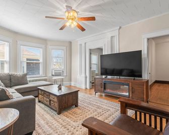 Historic 4BR in Downtown | Near Bates College - Lewiston - Wohnzimmer