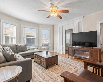 Historic 4BR in Downtown | Near Bates College - Lewiston - Sala de estar
