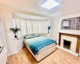 5 Bedroom house in DA7 - Erith - Bedroom