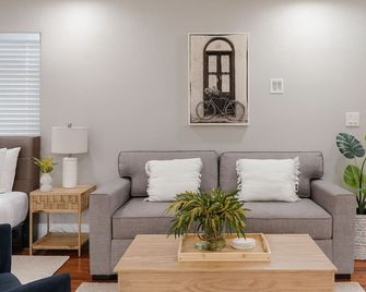 Briggs | Pool/Spa | Downtown | Freeways | Beaches - São Diego - Sala de estar