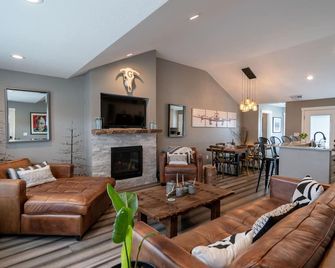 University Area Bungalow - The Moxie Harris House - Eugene - Living room