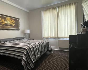 Royal Hotel - Flin Flon - Bedroom