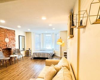 Classical Isbills Row House close to NYC - Bayonne - Living room