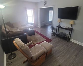 Modern, 1 King Bedroom overlooking downtown - Luverne - Living room