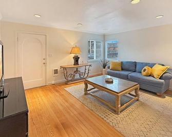 Welcoming 2-bedroom house 10min walk to the beach in Seaside - Seaside - Living room