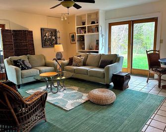 Lovely spacious home in the country - Work Remotely - Scottsville - Living room