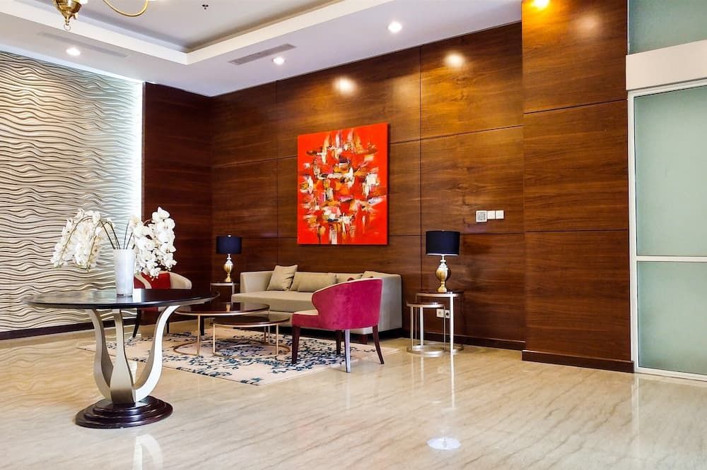 Comfort And Homey 2Br At Nifarro Park Apartment - Jakarta - Reception