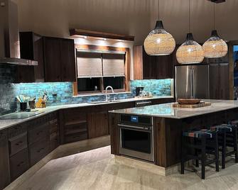 Paradise! Private Beachfront Home with Pool on Gorgeous Playa Blanca - Playa Junquillal - Kitchen