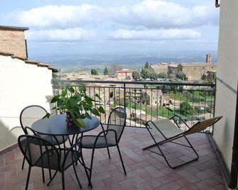 Historic Center Apartment with Private Garage - Montalcino - Balcón