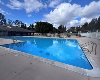 Prime Location! 3BR, 10 Min to Beach, 5 Min to Irvine – Walk to Pool & Courts - Laguna Hills - Pool
