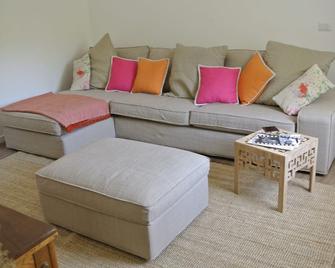 Charming farmhouse hideaway with pool near Asti - Belveglio - Sala de estar