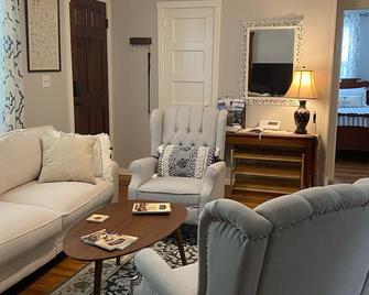 Historic District,3 bedrooms & 2 full baths, one level. Fenced backyard. Porch. - Georgetown - Living room