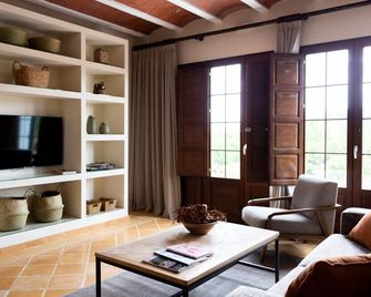 Villa 'Monsalva' with Private Pool, Wi-Fi and Air Conditioning - Corbera - Sala de estar