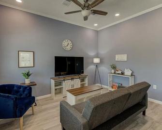 3 mins from Magnolia, Baylor, and Downtown Waco - Waco - Living room