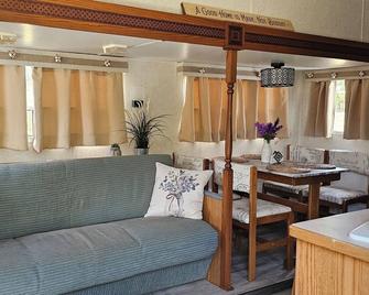 Cozy Fifth Wheel Haven - Clermont - Living room