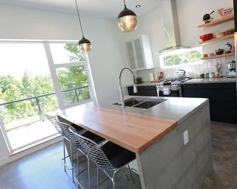 Cloudbreaker House - Tofino - Keittiö