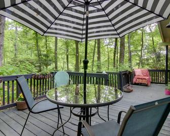 Le-Petit Chalet with Fire Pit about 15 Mi to Asheville - Black Mountain - Patio