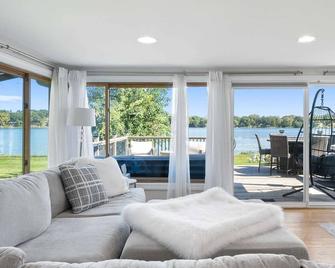 Cross Lake Retreat with Hot Tub & Stunning Views - Antioch - Sala de estar