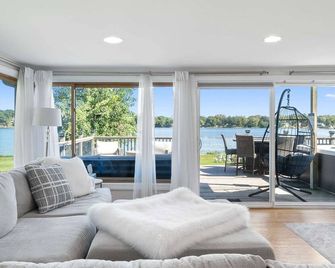 Cross Lake Retreat with Hot Tub & Stunning Views - Antioch