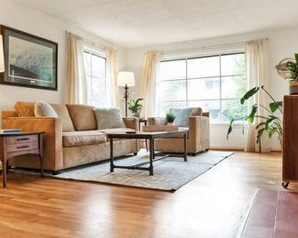 Mellow Yellow | UW & Children's | Free parking! - Seattle - Living room