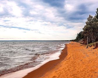 Lake Superior Cabin With Fireplace Snowm - Paradise - Beach