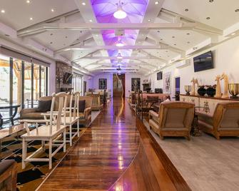 Bali and Eva Midlands - Nottingham Road - Salónek