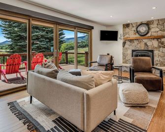 Hot Tub & Views w/Town & Hot Springs Nearby - Glenwood Springs - Wohnzimmer