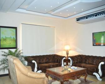 Hotel One Sukkur - Sukkur - Living room